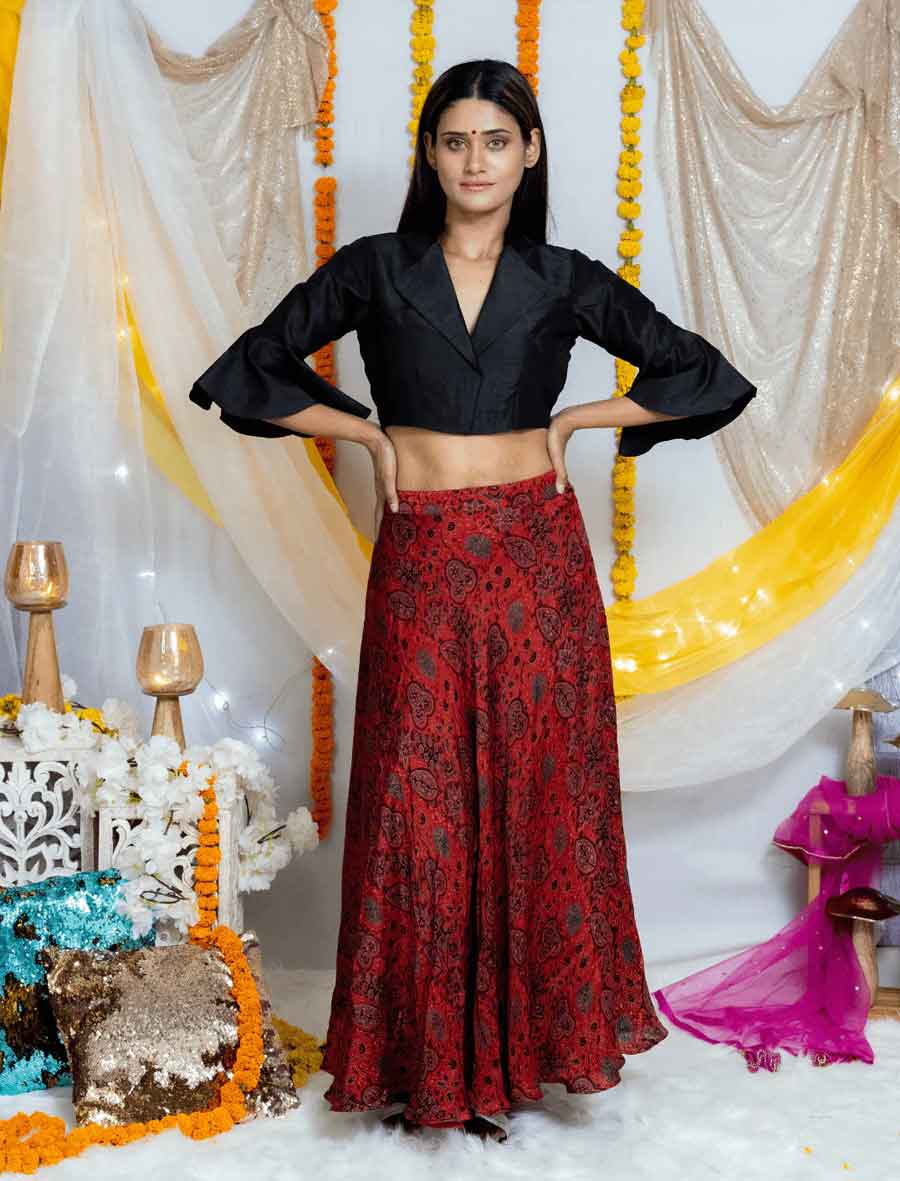 মোডাল সিল্কের স্কার্ট এ বছর পুজোর ফ্যাশনে বেশ ‘ট্রেন্ডিং’। 