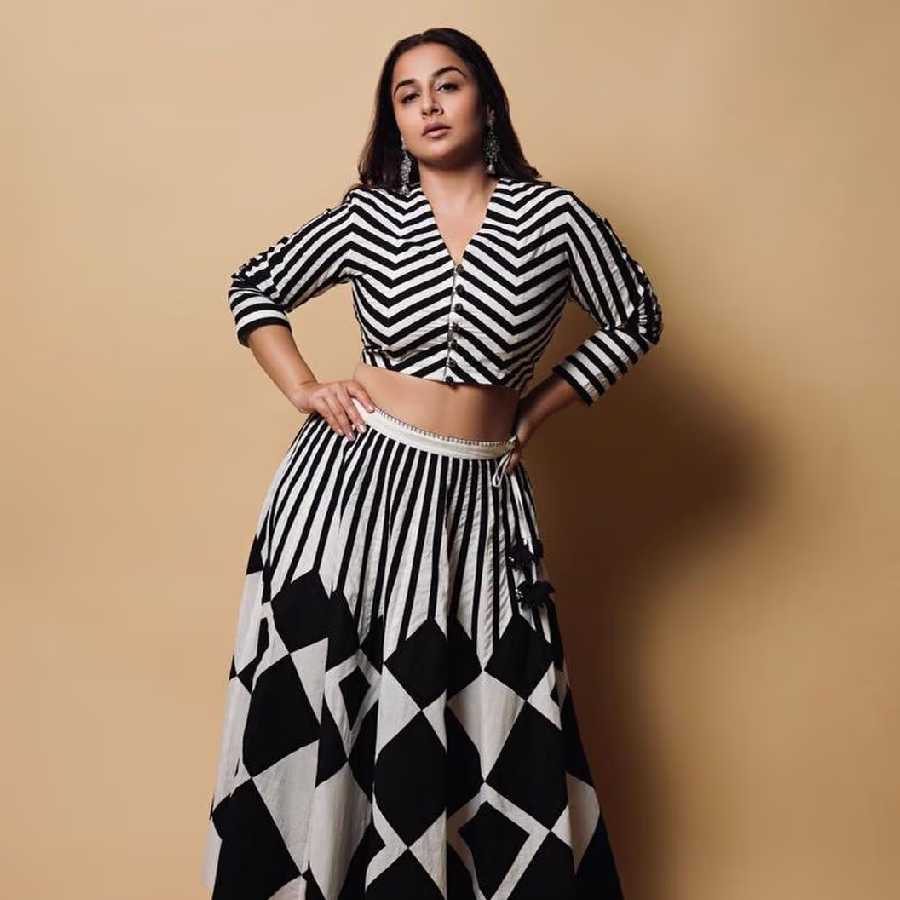 ফুরফুরে হালকা পোশাক মানেই স্কার্টের সঙ্গে চাই ক্রপ।