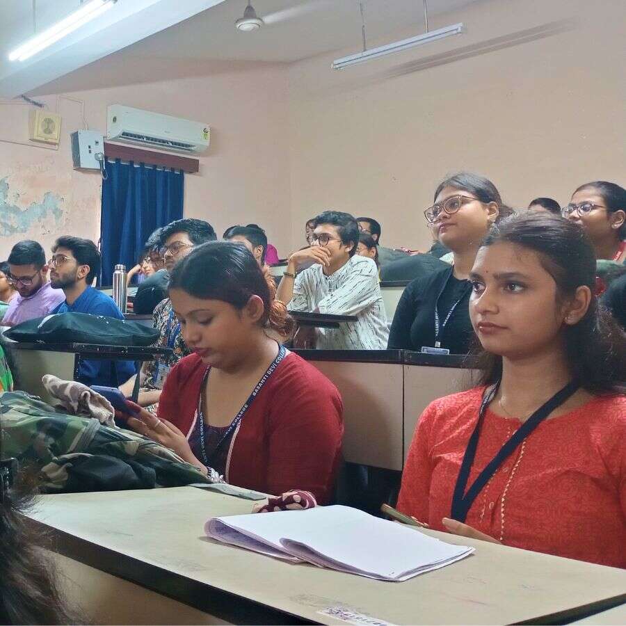 কলকাতার সরকারি এবং বেসরকারি কলেজের পড়ুয়ারা এই কর্মশালায় অংশগ্রহণ করেন।