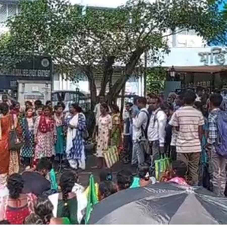 একশো দিনের কাজ অথবা বেকার ভাতার দাবিতে ‘মৃ্ত্তিকা ভবনে’র বাইরে বিক্ষোভ।