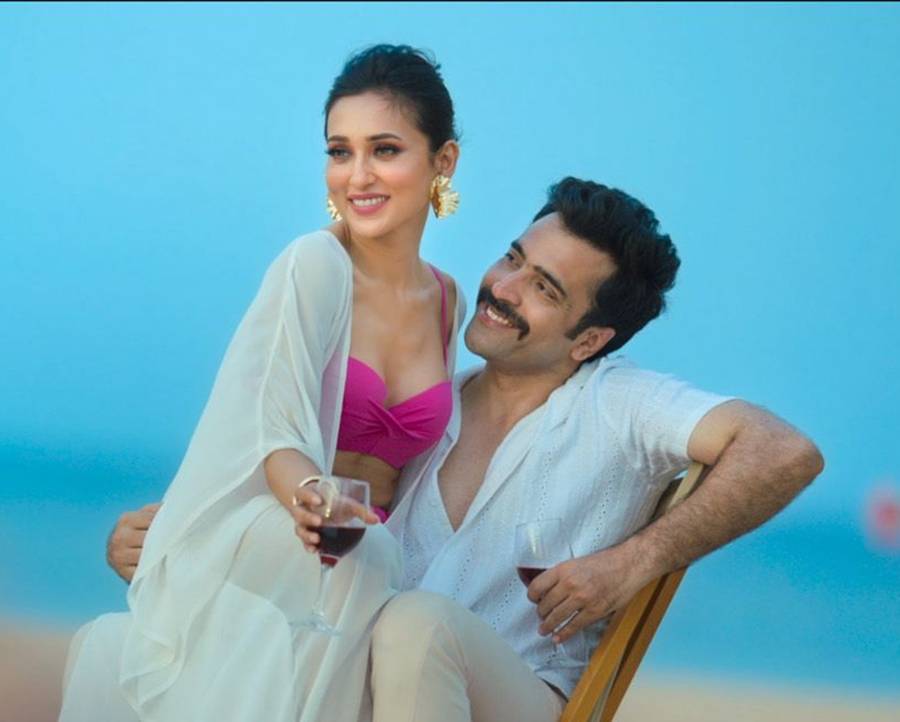 সমুদ্রতটে মিমি চক্রবর্তী, আবীর চট্টোপাধ্যায়।