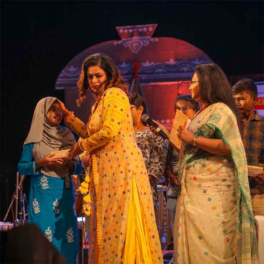 অনুষ্ঠানের মুহূর্ত।