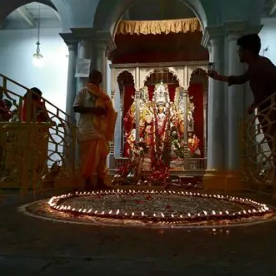 রামদুলাল দে-র ইচ্ছাকে সম্মান জানিয়ে এই পুজোয় কোনও রকম পশুবলি দেওয়া হয় না।