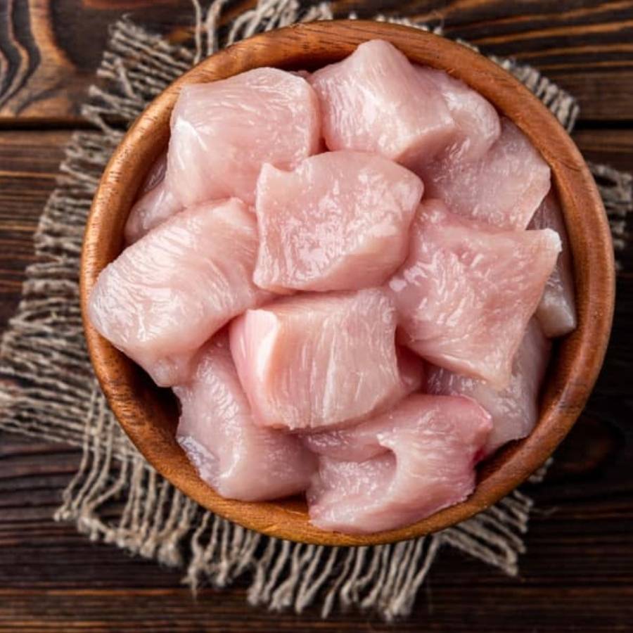 উপকরণ কী কী লাগবে:  চিকেন ম্যারিনেটের জন্য:  ১ কেজি মুরগির মাংস (মাঝারি টুকরো করা),  ১ চামচ আদা-রসুন বাটা,  ১/২ চামচ হলুদ গুঁড়ো,  ১ চামচ ধনে গুঁড়ো,  ১/২ চামচ কাশ্মীরি লঙ্কা গুঁড়ো,  স্বাদ মতো নুন,  ২ চামচ টক দই।