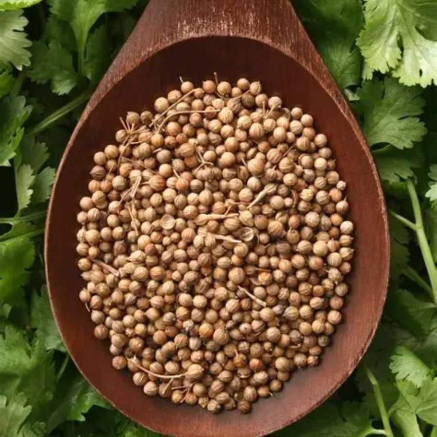  মশলার জন্য (ভাজতে হবে):  ১ চামচ জিরা,  ১ চামচ গোটা ধনে,  ৪-৫টি শুকনো লঙ্কা,  ৪-৫টি এলাচ,  ৪-৫টি লবঙ্গ,  ২ টুকরো দারচিনি,  ১০-১২টি কাজুবাদাম।