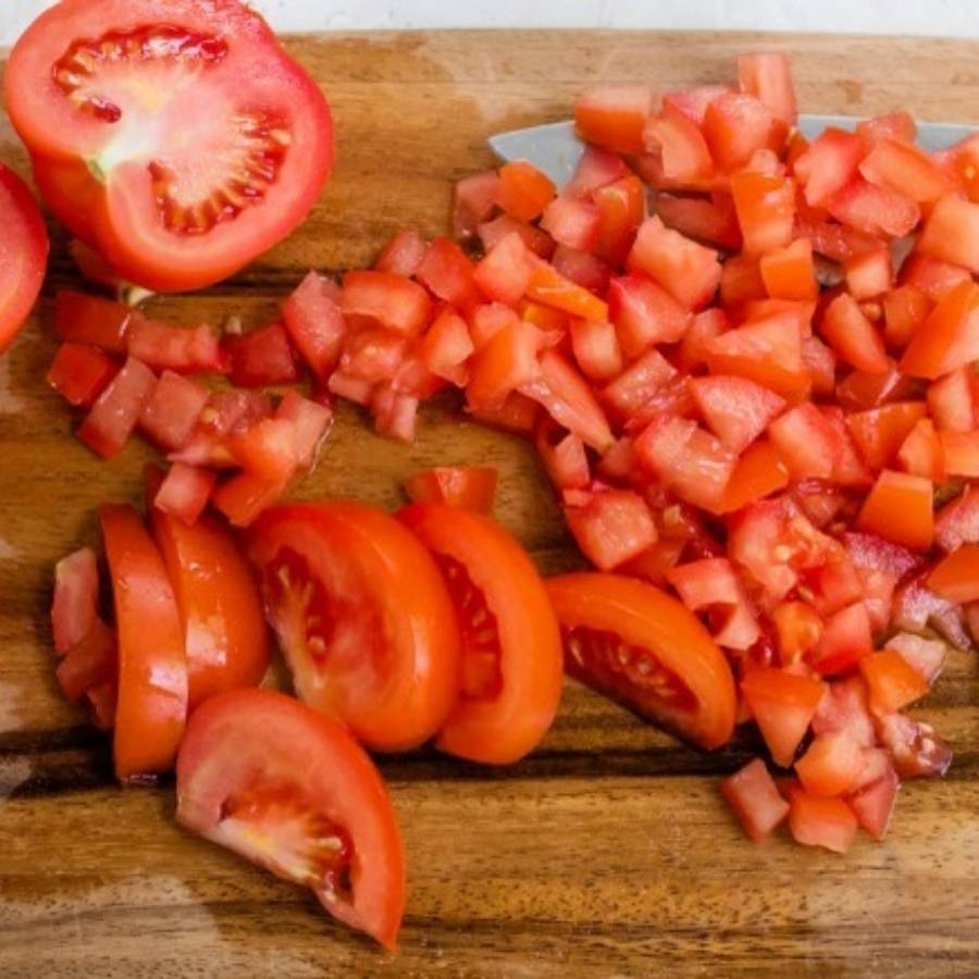 গ্রেভির জন্য:  ২-৩টি পেঁয়াজ কুচি,  ২-৩টি টোম্যাটো কুচি,  ১/২ কাপ টক দই,  ১/২ কাপ ক্রিম (বা মালাই),  ১ চামচ আদা-রসুন বাটা,  ২-৩টি কাঁচা লঙ্কা, পরিমাণ মতো তেল বা ঘি,  ১ চামচ কসৌরি মেথি,  ১/২ চামচ গরম মশলা গুঁড়ো,  লবণ এবং চিনি স্বাদ মতো।