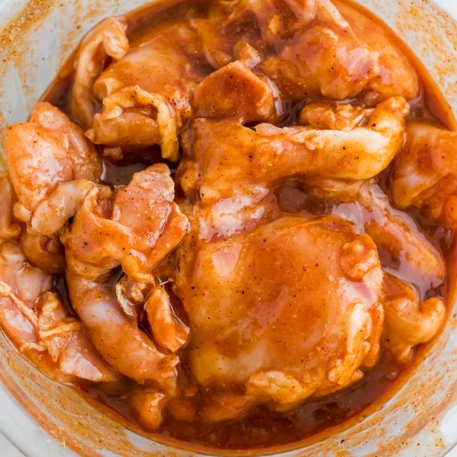 রান্নার পদ্ধতি: ১. প্রস্তুতি: প্রথমে মুরগির মাংসের টুকরোগুলোকে আদা-রসুন বাটা, হলুদ, ধনে, লঙ্কা গুঁড়ো, নুন এবং টক দই দিয়ে ভাল ভাবে মেখে ১ ঘণ্টা ম্যারিনেট করে রাখুন।