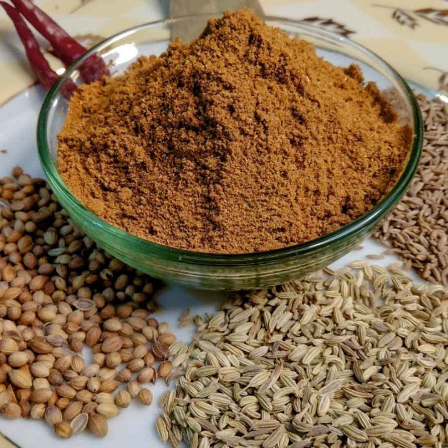 ২. মশলা ভাজা: একটি শুকনো কড়াইয়ে গোটা জিরা, ধনে, শুকনো লঙ্কা, এলাচ, লবঙ্গ এবং দারচিনি হালকা আঁচে ২-৩ মিনিট ভেজে নিন। ঠান্ডা হলে মিক্সিতে গুঁড়ো করে নিন।