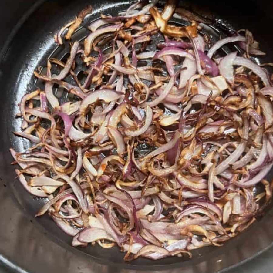 ৩. গ্রেভি তৈরি: একটি কড়াইতে তেল বা ঘি গরম করে তাতে পেঁয়াজ কুচি দিয়ে সোনালি হওয়া পর্যন্ত ভাজুন। এর পরে আদা-রসুন বাটা এবং কাঁচা লঙ্কা দিয়ে ১ মিনিট ভাজুন। এ বার টোম্যাটো কুচি দিয়ে নরম হওয়া পর্যন্ত রান্না করুন।