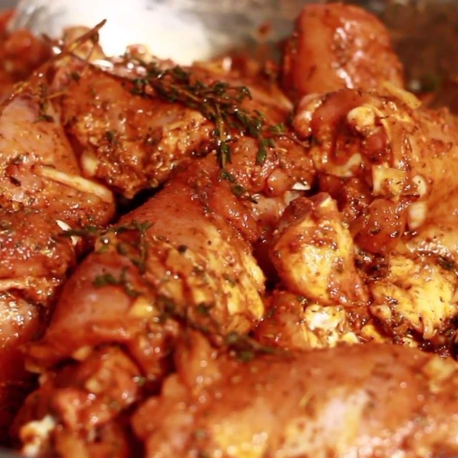 ৪. চিকেন রান্না: এ বার ম্যারিনেট করা মাংসের টুকরোগুলো কড়াইয়ে দিয়ে দিন এবং মাঝারি আঁচে ৫-৭ মিনিট রান্না করুন, যত ক্ষণ না চিকেন তার নিজস্ব জল ছেড়ে দেয়।