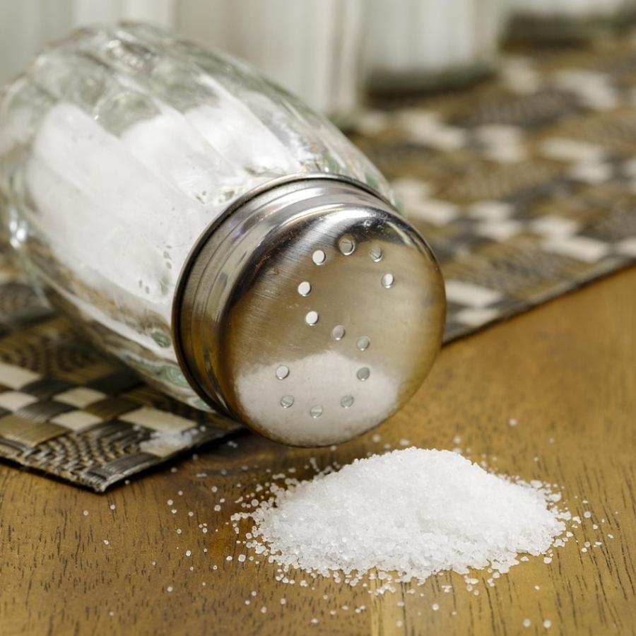 ৫. মশলা মেশানো: এর পরে ভাজা মশলার গুঁড়ো এবং নুন দিয়ে ভাল ভাবে মিশিয়ে নিন। অল্প জল দিয়ে আরও কিছু ক্ষণ রান্না করুন।