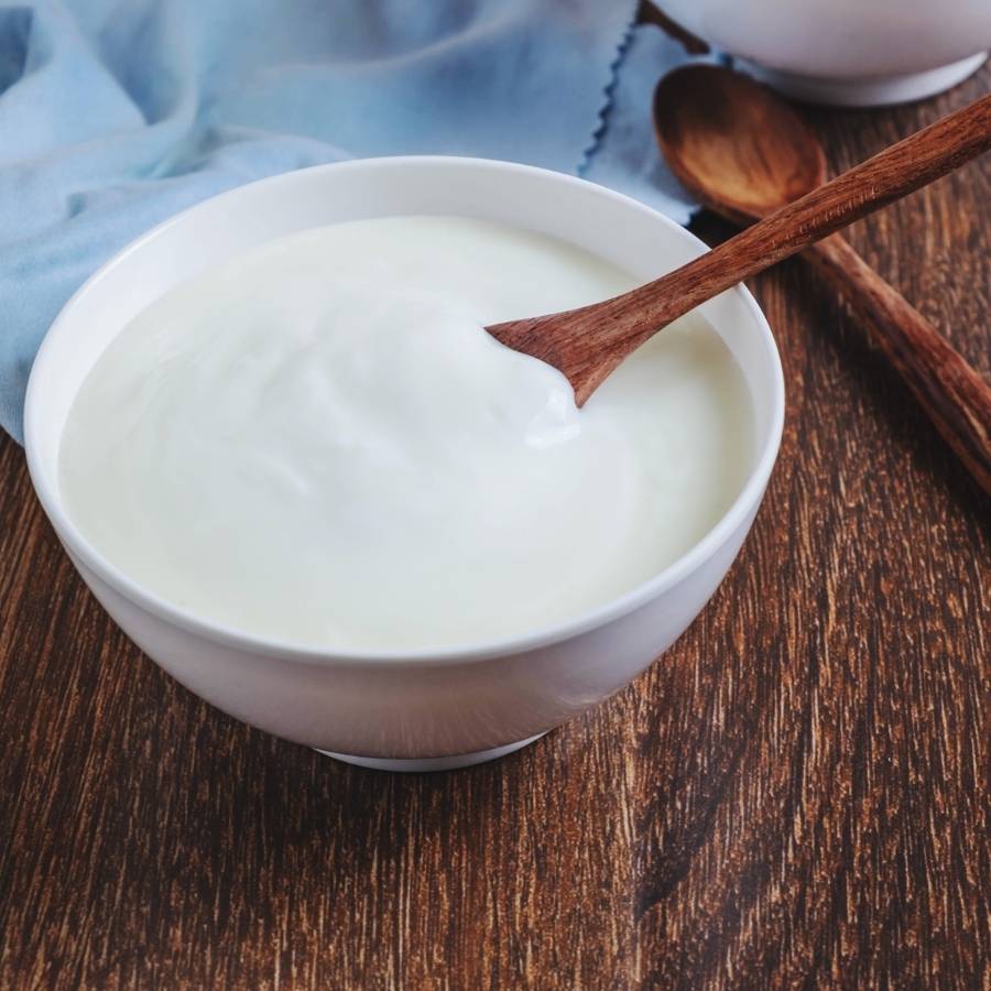 ৬. শেষ ধাপ: চিকেন সেদ্ধ হয়ে গেলে ফেটানো টক দই দিয়ে ভাল ভাবে মিশিয়ে নিন। আঁচ একদম কম রাখুন, যাতে দই ফেটে না যায়। সব শেষে ক্রিম বা মালাই দিয়ে ভাল ভাবে নাড়ুন। কসৌরি মেথি গুঁড়ো করে উপর থেকে ছড়িয়ে, গরম মশলা দিয়ে গ্যাস বন্ধ করে দিন।