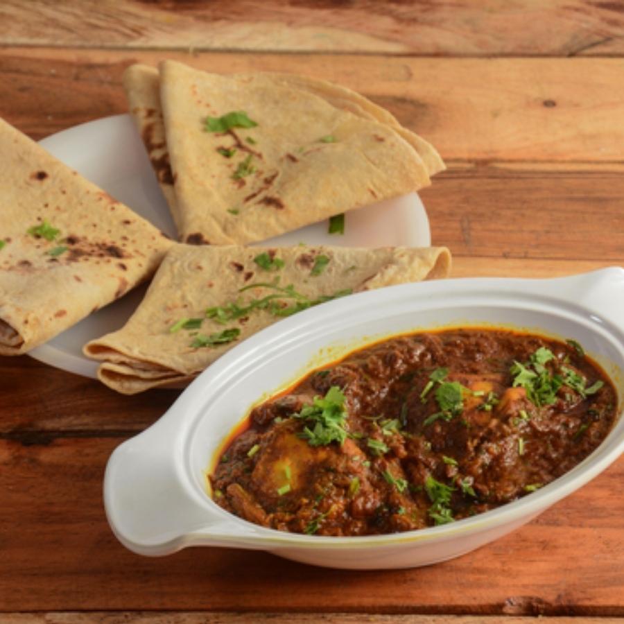 চিকেন মহারানি তৈরি। এই অসাধারণ পদটি এ বার পোলাও, পরোটা বা রুটির সঙ্গে পরিবেশন করুন।  (এই প্রতিবেদনটি ‘আনন্দ উৎসব’ ফিচারের একটি অংশ)।