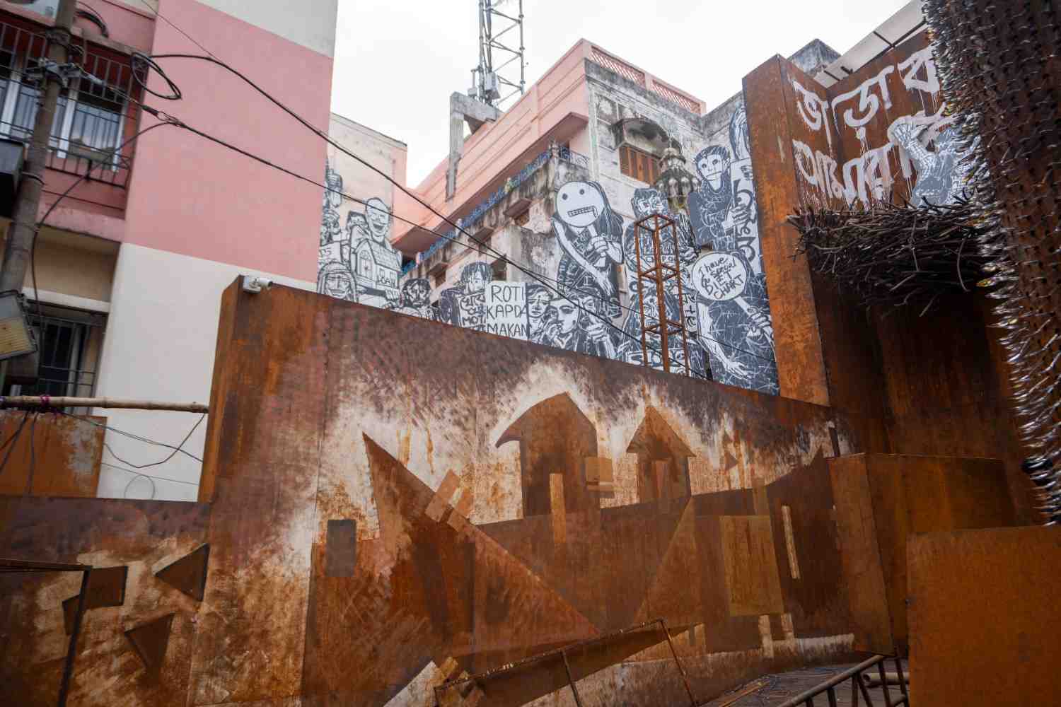 শুধুমাত্র বিষয় ভাবনা নয়, বরং সেই থিমের সঙ্গে প্রবাদপ্রতিম এক শিল্পীকে জুড়ে দিয়ে কার্যত অসাধ্য সাধন করেছেন পুজোর উদ্যোক্তারা।