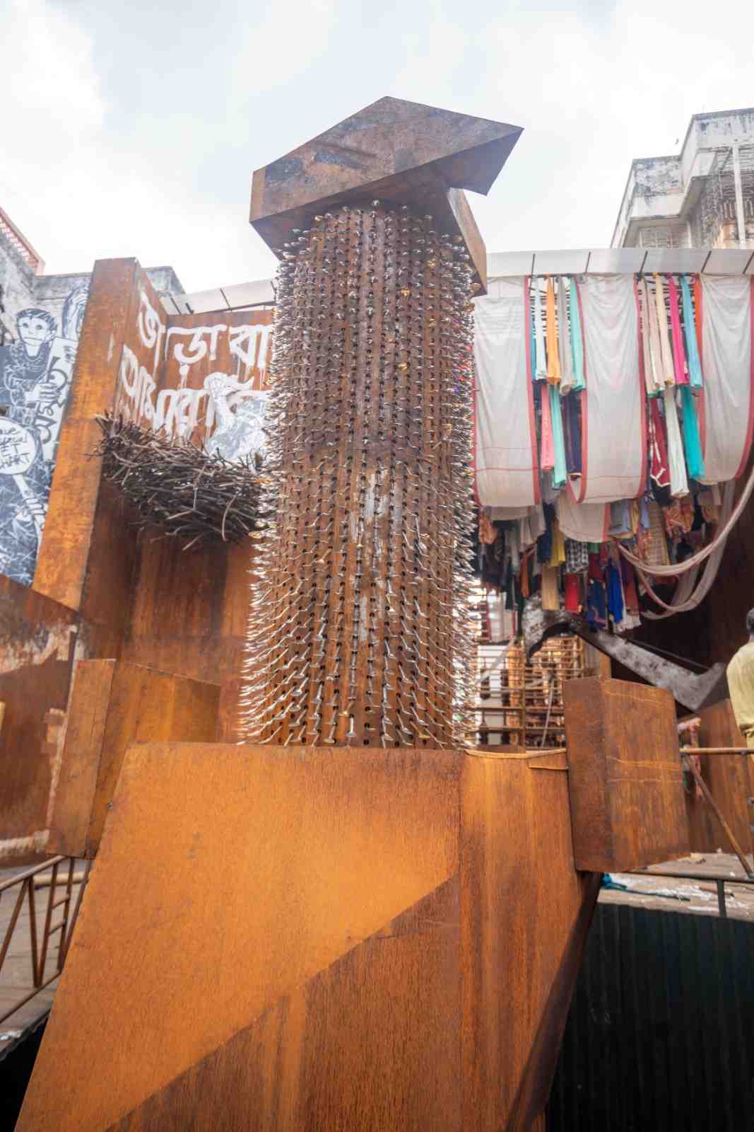 বেলেঘাটার এই বারোয়ারি পুজোর বয়স ২৫ বছর। পুজোর থিম 'তিন তিন শর্ত তিন'। 