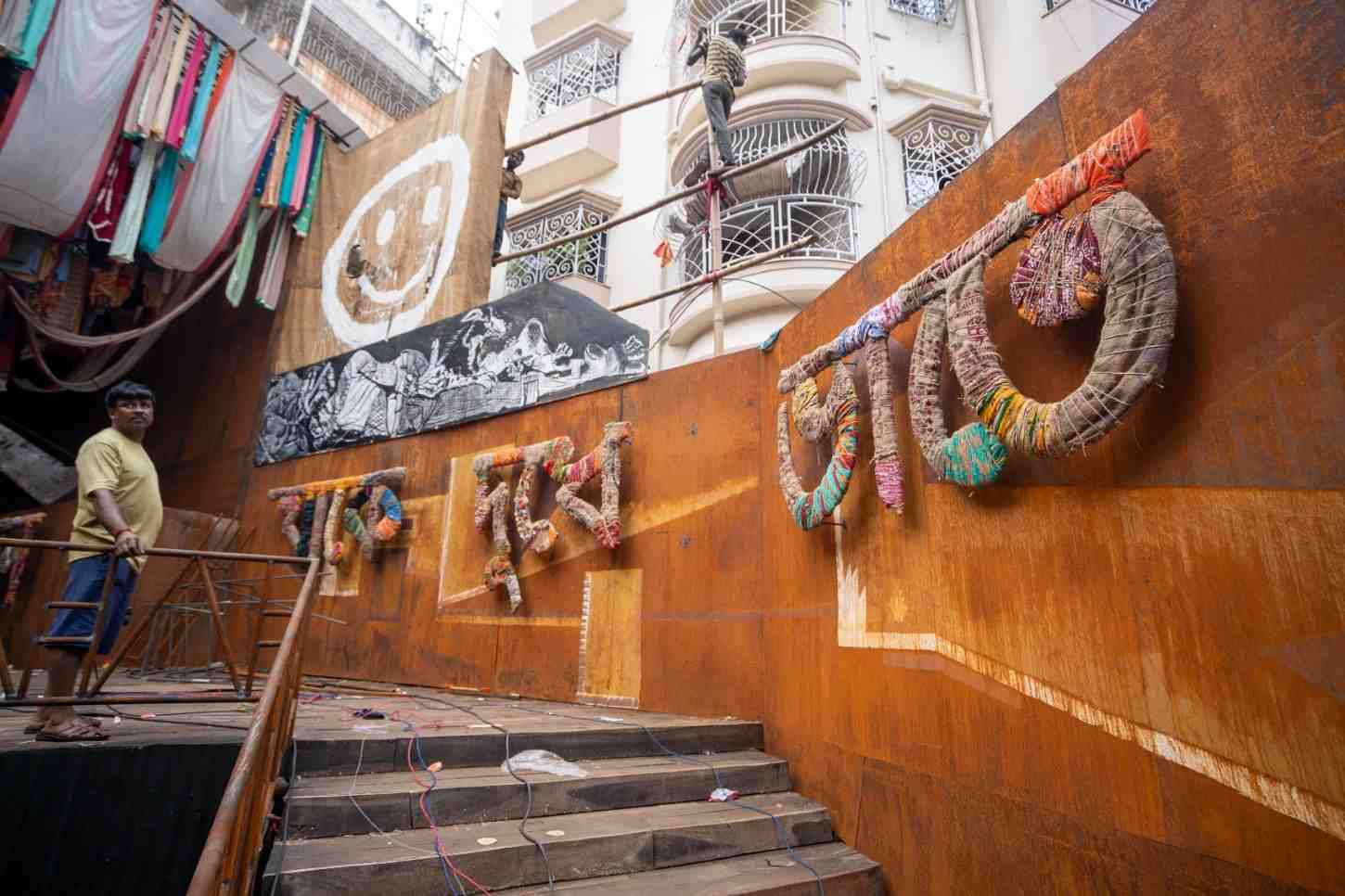 এখানে 'তিন শর্ত' বলতে মানুষের বেঁচে থাকার প্রধান তিন উপাদান, অর্থাৎ, অন্ন, বস্ত্র ও বাসস্থানের কথা বলা হয়েছে।