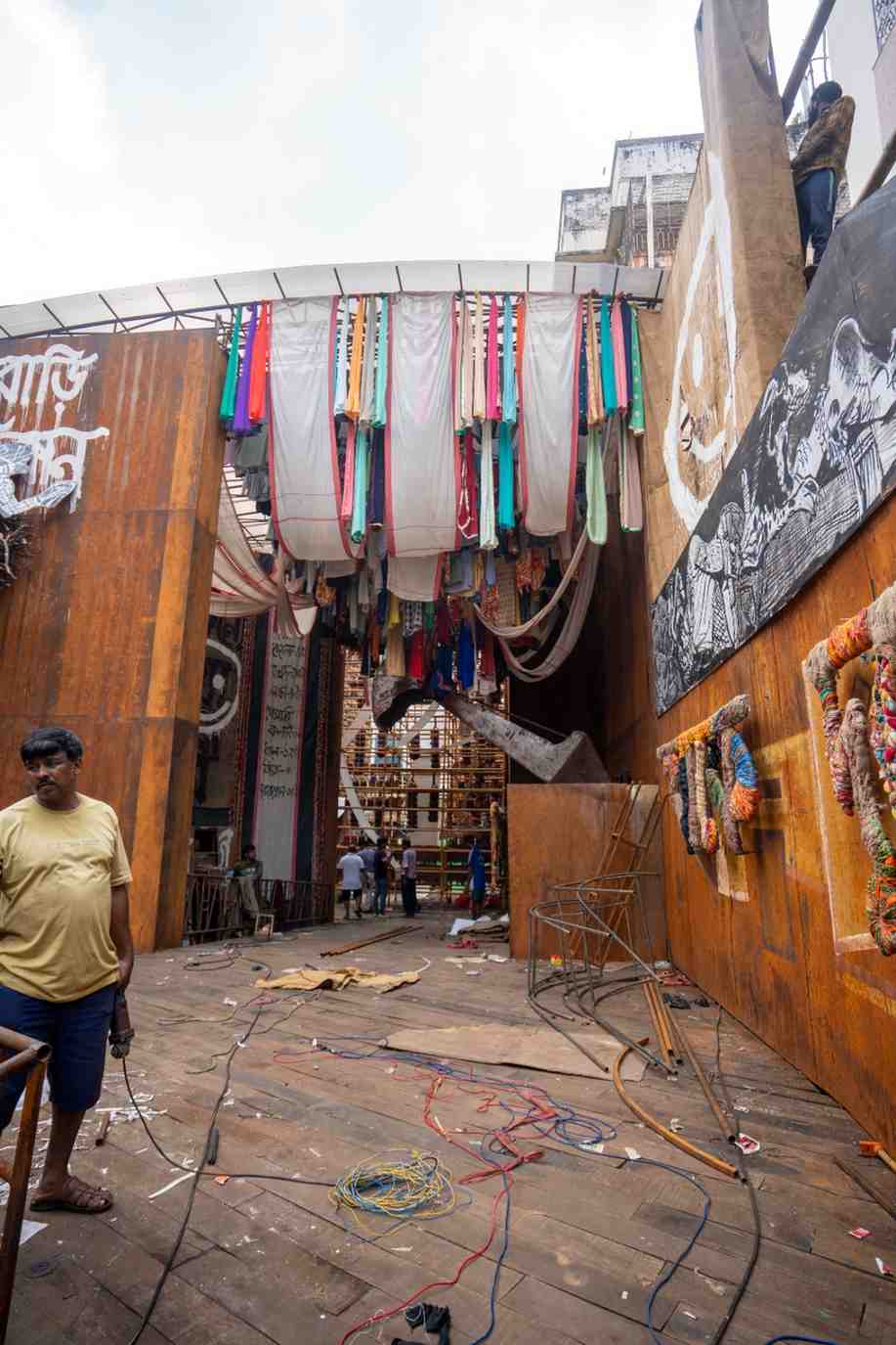 শিল্পী জানিয়েছেন, এ বারের আয়োজনের জন্য বিশেষ কিছু করতে চেয়েছিলেন তিনি। সেই কারণেই কিংবদন্তী শিল্পী গণেশ হালুইয়ের দ্বারস্থ হন।