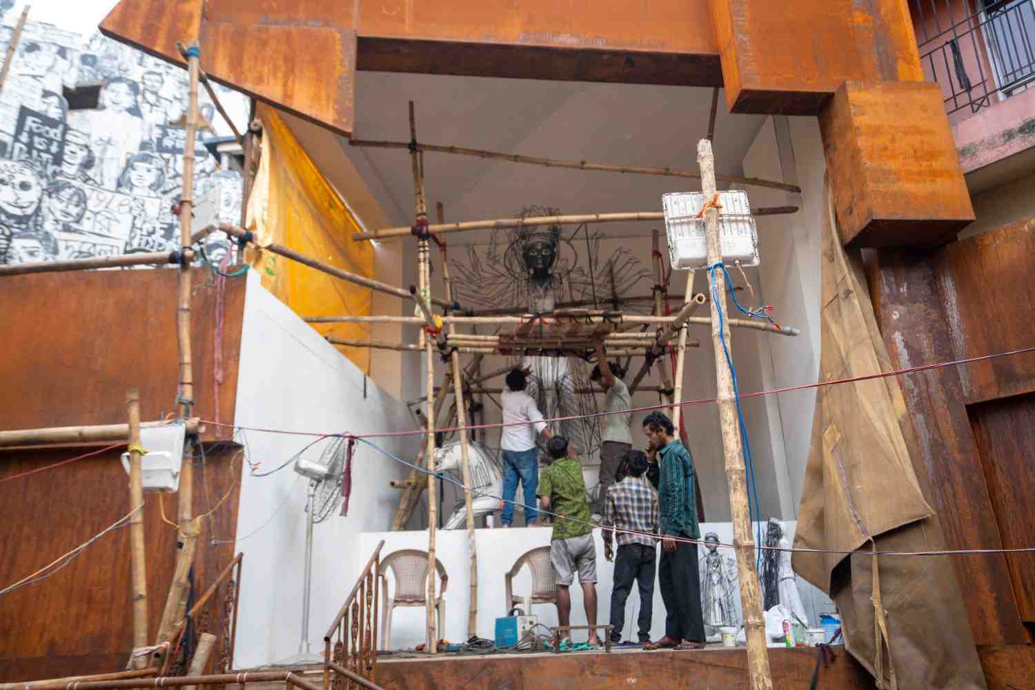 অনেক অনুরোধের পরে প্রবীণ চিত্রশিল্পী রাজি হন এ বারের এই আয়োজনে সামিল হতে। মূলত তাঁর ভাবনার উপরে ভিত্তি করেই রূপ পেয়েছে প্রতিমা!