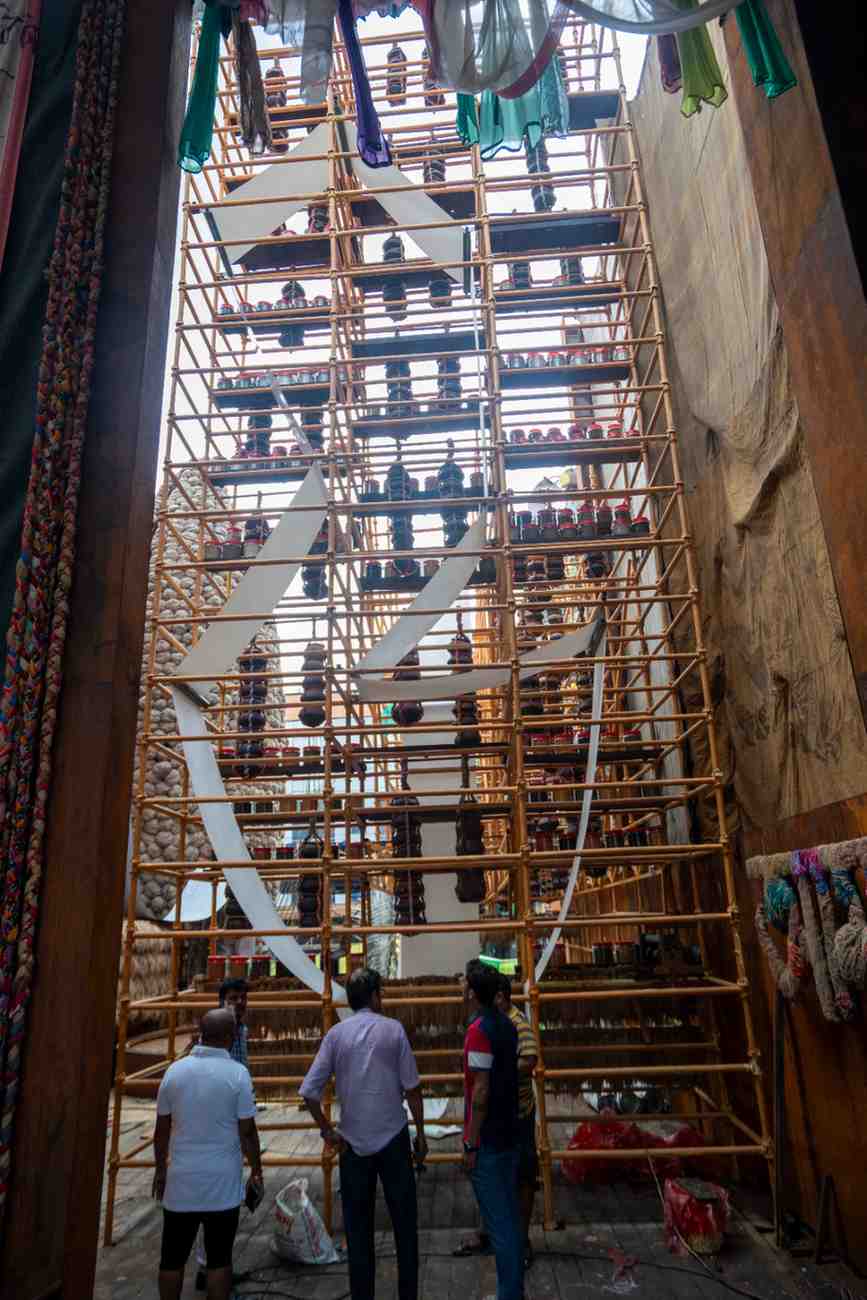 বিশালাকার এই মণ্ডপ গড়ে তুলতে লোহার কাঠামো ব্যবহার করা হয়েছে। 