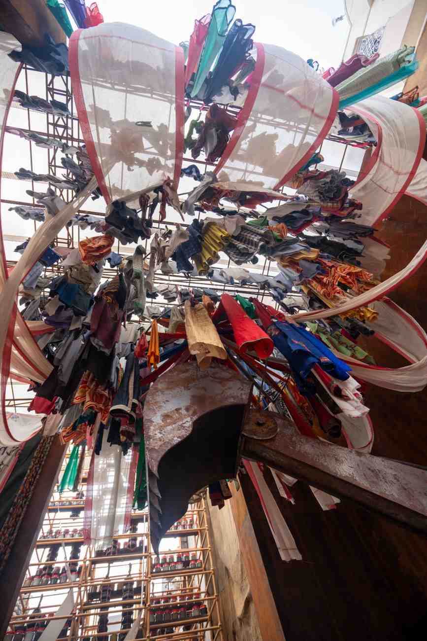 সেই কাঠামোর উপরে ব্যবহার করা হয়েছে কাঠ-সহ অন্যান্য সামগ্রী। যার মধ্যে অন্যতম খাদ্যশস্য।