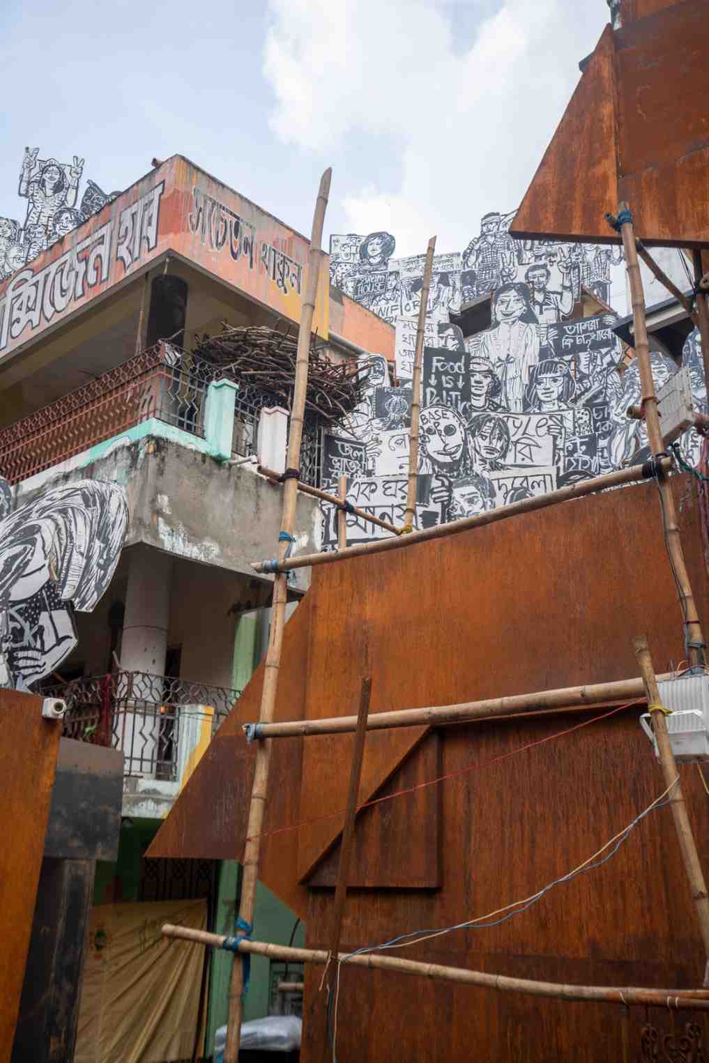 আশপাশের বাড়িগুলি এবং সংশ্লিষ্ট গলিপথকেও পুজোমণ্ডপের সঙ্গে জুড়ে দেওয়া হয়েছে।   (এই প্রতিবেদনটি ‘আনন্দ উৎসব’ ফিচারের একটি অংশ)।