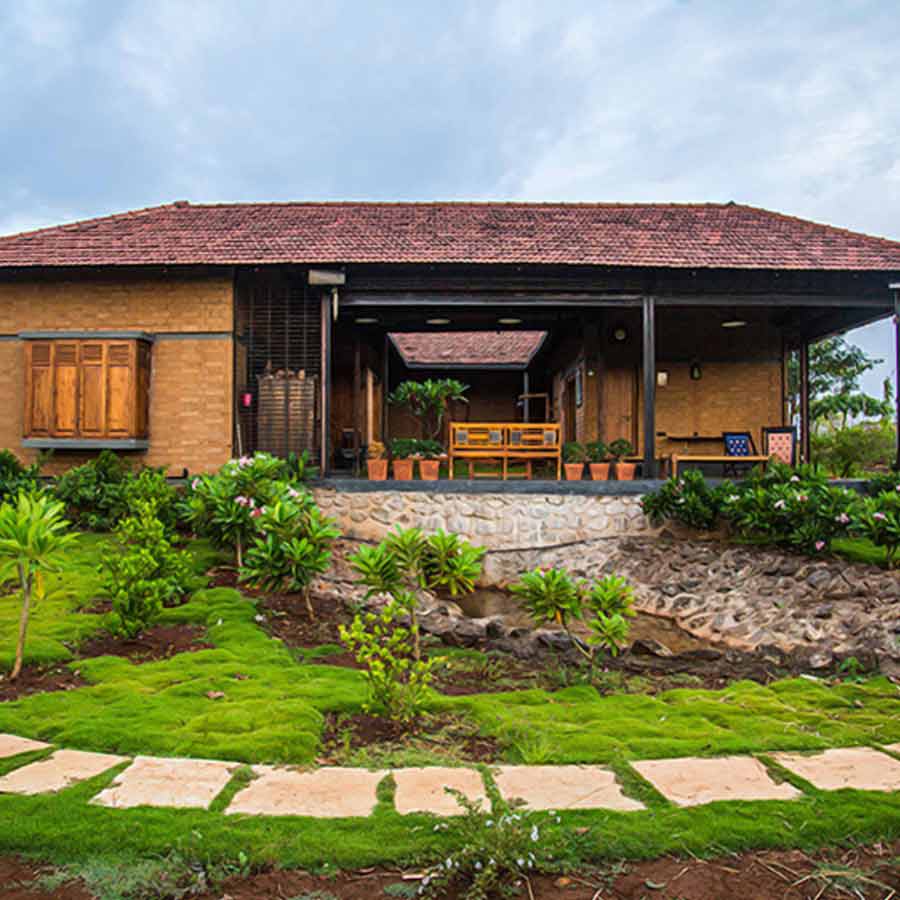 বিলাসবহুল ফার্মহাউস এবং ভিলা কেনার দিকে ঝোঁক বাড়ছে নব্য কোটিপতিদের। এ ছাড়াও ইউরোপ এবং দক্ষিণ-পূর্ব এশিয়ায় বিলাসী ভ্রমণে কোটি কোটি টাকা ব্যয় করতে দু’বার ভাবেন না এঁরা। প্রিয়জনকে উপহার দেওয়ার জন্য অলঙ্কার হিসাবে হিরে সবচেয়ে বেশি পছন্দ করছেন বিত্তশালী ভারতীয়েরা। ৭৫ শতাংশ প্রাকৃতিক হিরের গয়না কিনতে পছন্দ করেন। হিরের গয়না প্রস্তুতকারী দেশীয় সংস্থা ‘তানিষ্ক’, বিদেশি সংস্থা ‘টিফানি অ্যান্ড কোং’ এবং অনলাইন প্ল্যাটফর্মগুলির মধ্যে ‘ক্যারাটলেন’-এর গহনা পছন্দ করছেন কোটিপতি পরিবারগুলি।