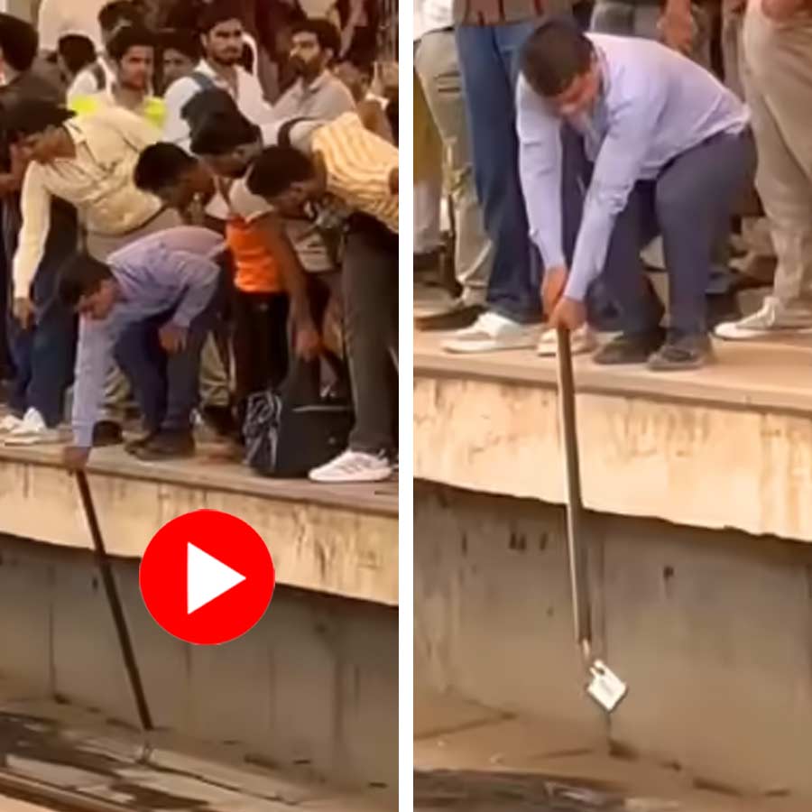 mobile fell in metro track and later