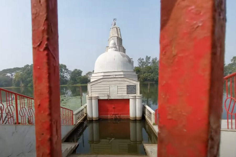 যোগাদ্যার এই মন্দিরে দেবী থাকেন নিমজ্জিত।