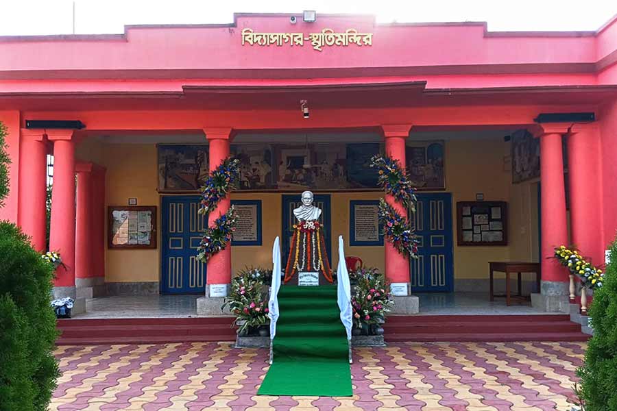 বীরসিংহগ্রামে রয়েছে বিদ্যাসাগর স্মৃতিমন্দির। এখানে বিদ্যাসাগরের ব্যবহৃত জিনিস রাখা আছে।