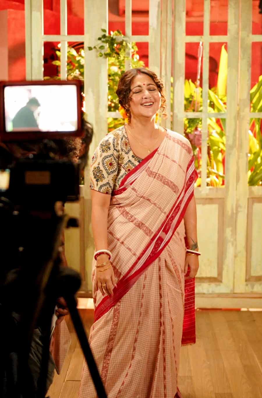 ‘বৌদি’ শব্দের অর্থ বোঝালেন স্বস্তিকা।