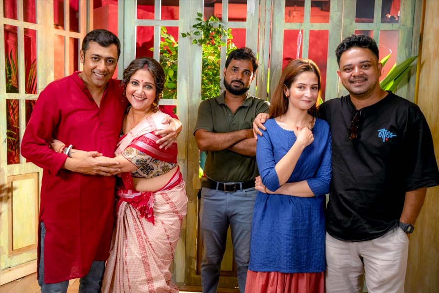 শুটিংয়ের ফাঁকে স্বস্তিকা।