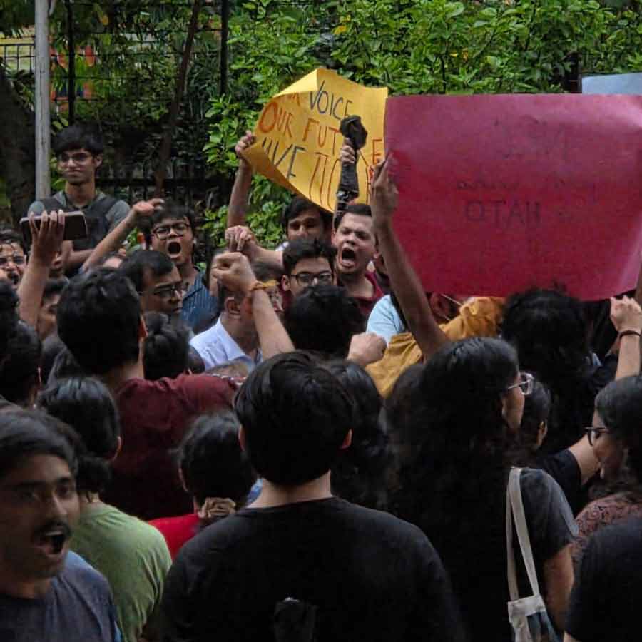 Students protest at NUJS in demand of resignation of Vice Chancellor dgtl