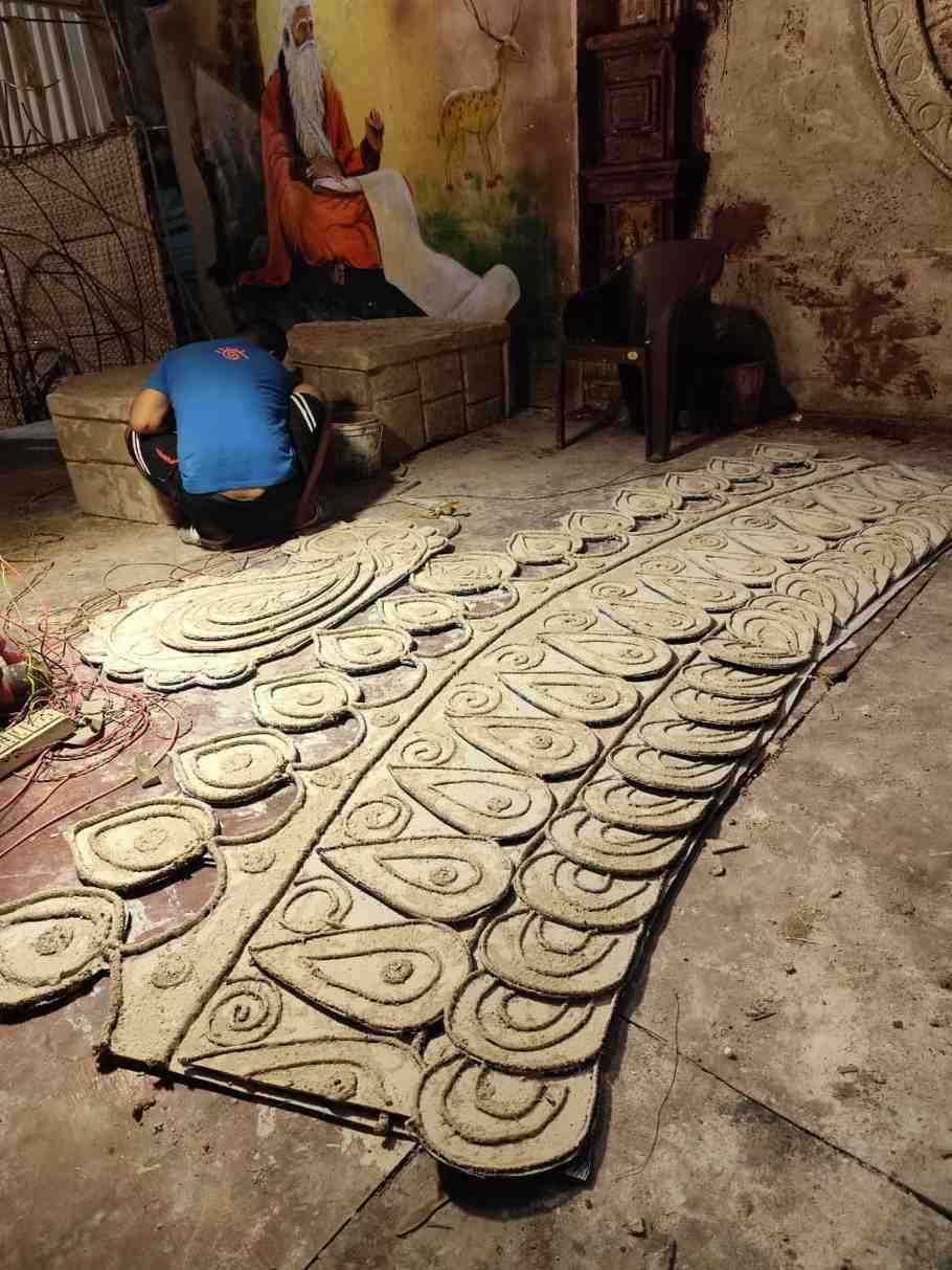 পুজোমণ্ডপে মাতৃমূর্তির রূপ ফুটিয়ে তোলার দায়িত্বে রয়েছেন শিল্পী স্বপন পাল। 