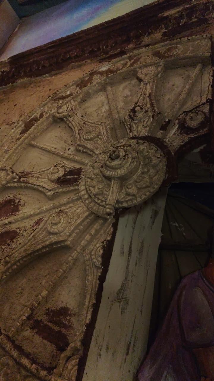 মণ্ডপের সাজসজ্জায় ব্যবহার করা হচ্ছে কাঠ, লোহা, প্লাস্টার অফ প্যারিস প্রভৃতি। 