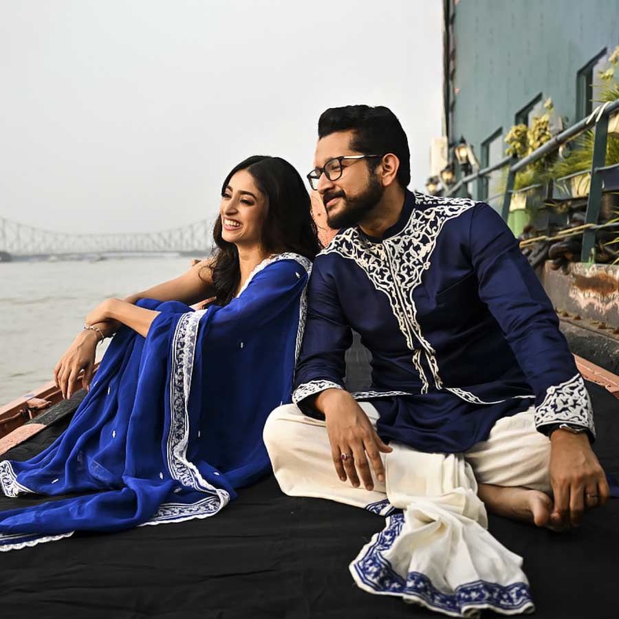 Parambrata Chatterjee and Ishaa Saha decked up for Durga Puja fashion shoot
