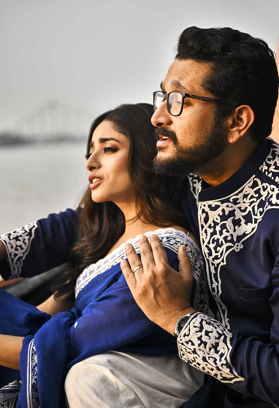 Parambrata Chatterjee and Ishaa Saha decked up for Durga Puja fashion shoot