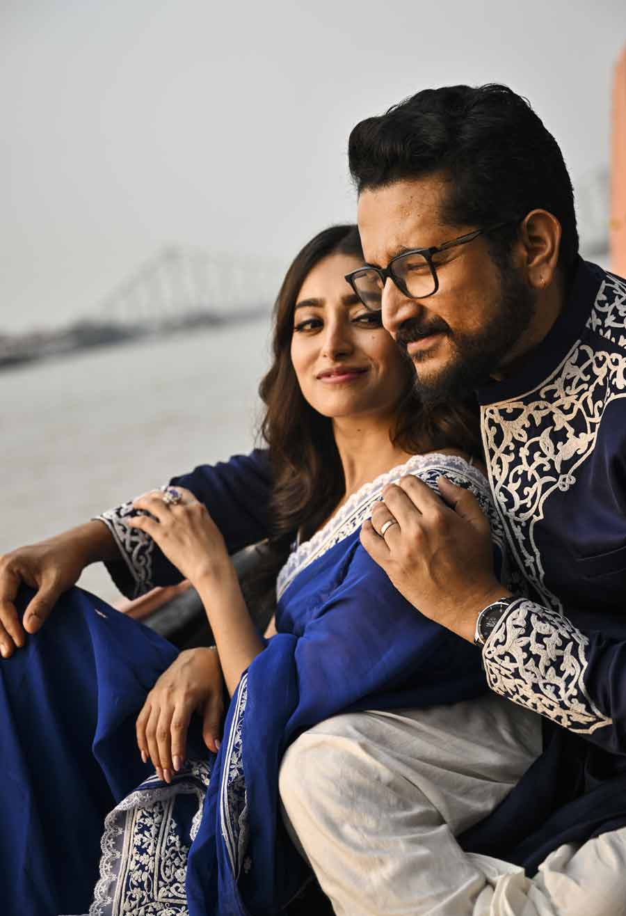 Parambrata Chatterjee and Ishaa Saha decked up for Durga Puja fashion shoot