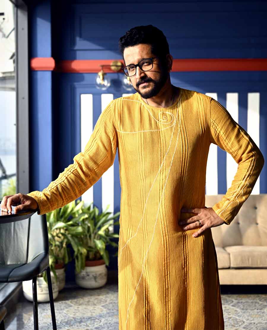 Parambrata Chatterjee and Ishaa Saha decked up for Durga Puja fashion shoot