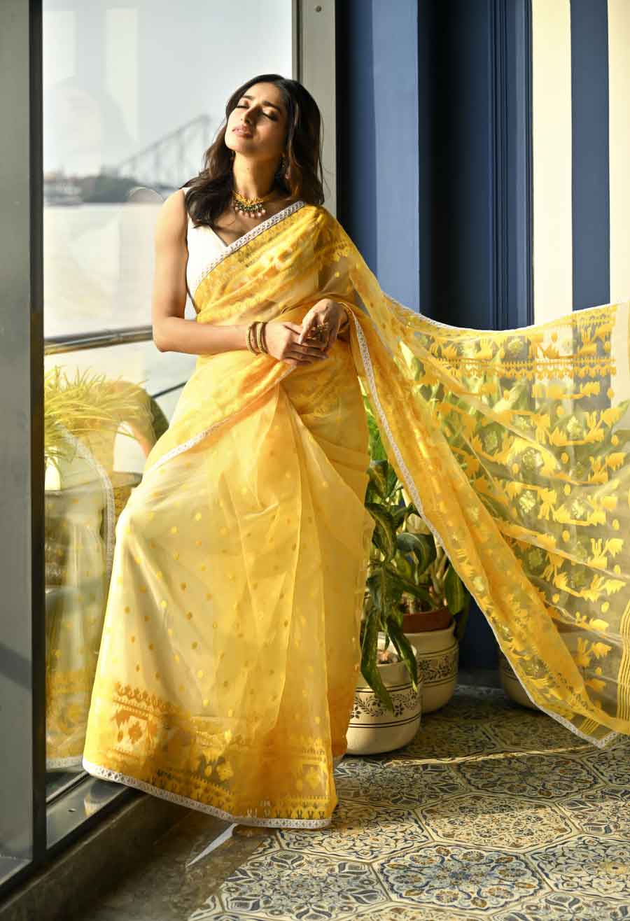 Parambrata Chatterjee and Ishaa Saha decked up for Durga Puja fashion shoot