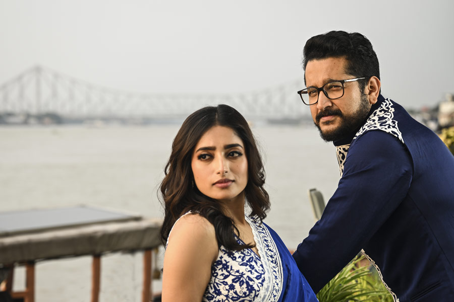 Parambrata Chatterjee and Ishaa Saha decked up for Durga Puja fashion shoot