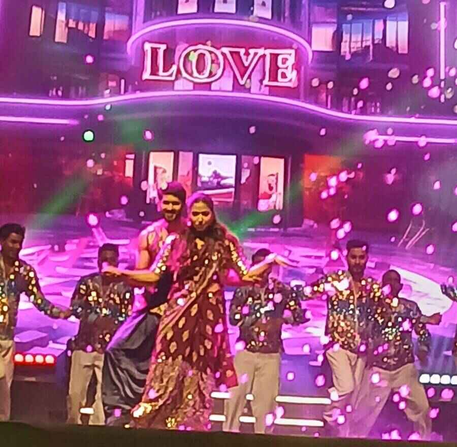 ওম সাহানি এবং সোহিনী সরকার ‘রঘু ডাকাত’ ছবির প্রচার অনুষ্ঠানে।