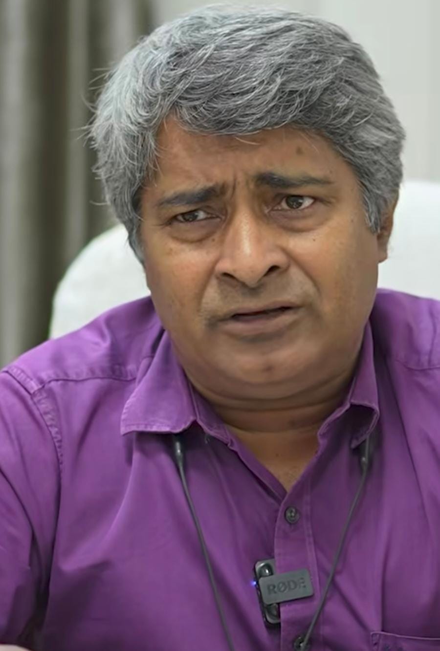 কিন্তু দুর্গাপুজো যত এগিয়ে আসবে ততই তো এই ভিড় বাড়বে বই কমবে না। পুজোর দিনগুলি ভিড়, ধাক্কাধাক্কি এড়াতে কী করণীয় সেটা বাৎলে দিলেন শিয়ালদহ শাখার ডিভিশনাল পার্সোনেল অফিসার। 