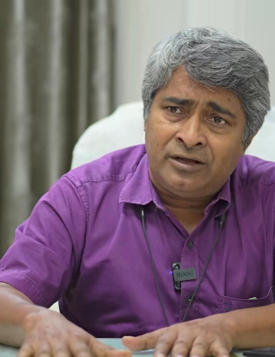 কিন্তু যদি এ রকমই ভিড় হয় তা হলে কী করণীয়? তিনি জানালেন, “যাঁরা ঠাকুর দেখতে বেড়িয়েছেন, পুণ্যার্থী রয়েছেন তাঁরা একটু দায়িত্বপূর্ণ ভাবে একটা ট্রেন না পেলে পরের ট্রেনে যান।’’