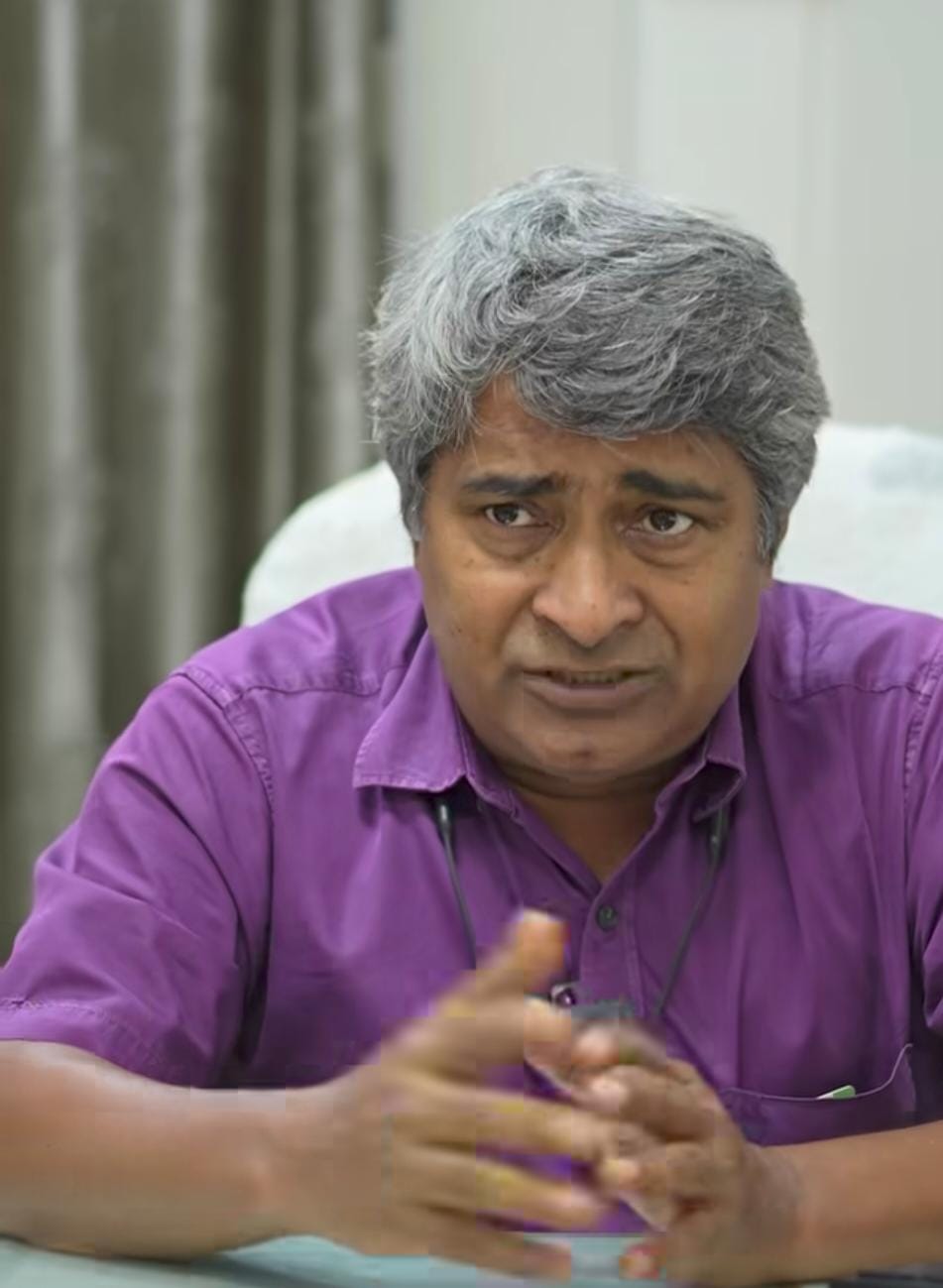 শিয়ালদহ শাখার ডিভিশনাল পার্সোনেল অফিসারের কথায়, “পুজোয় তো ব্যাপারটা আরওই সোজা, এই সময় তো কোনও তাড়া থাকে না। অফিস টাইমে তাও তাড়া থাকে।”