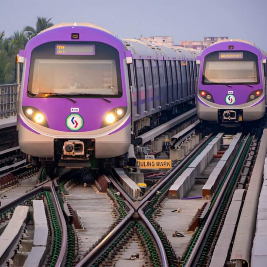 শহরের উত্তর থেকে দক্ষিণ যানজট এড়িয়ে সহজে এবং দ্রুত পৌঁছানোর জন্য মেট্রো ছাড়া ভাল আর কী-ই বা হতে পারে? 