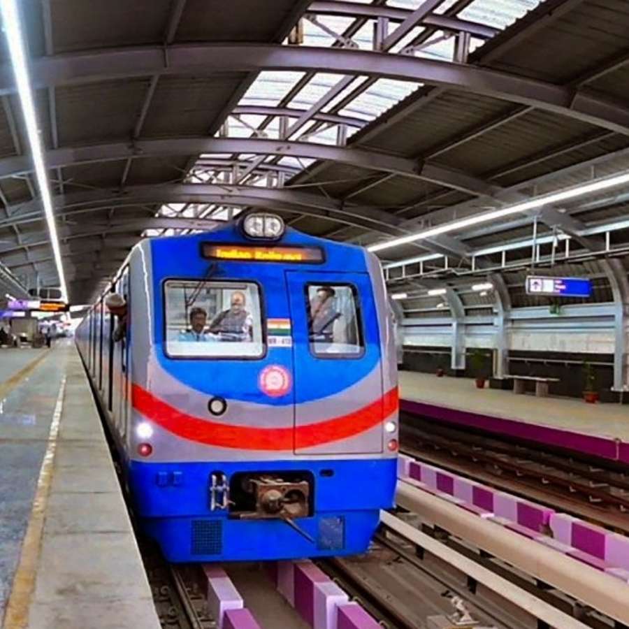 তিনি আরও বলেন, “৫-৬ মিনিট অন্তর অন্তর ট্রেন রয়েছে। থাকবে। কোনও সমস্যা নেই।”