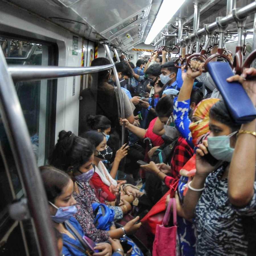 তাই পুজোয় সেজেগুজে মেট্রোর ভিড়, বা ধাক্কাধাক্কি এড়াতে চাইলে মেনে চলুন মেট্রো কর্তৃপক্ষের এই সহজ টিপ্‌স।
