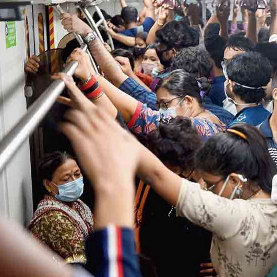 কিন্তু পুজোর আগেই যে ভাবে ভিড় বাড়ছে তাতে নাভিশ্বাস উঠেছে নিত্য যাত্রীদের। সময়ে অফিস পৌঁছানো রীতিমত চ্যালেঞ্জের পর্যায় পৌঁছেছে বিষয়টা। 