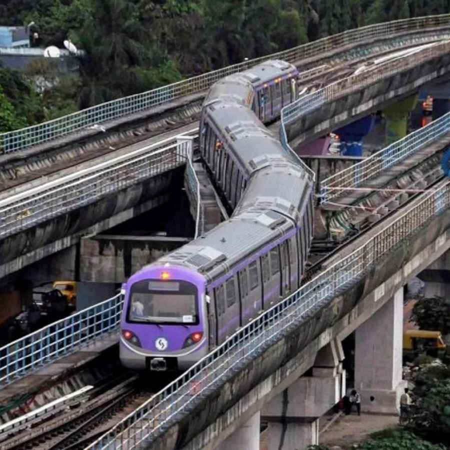 এখন তো মেট্রোয় ভ্রমণ আরও সহজ, শহরের উত্তর থেকে দক্ষিণ, পূর্ব থেকে পশ্চিম সব দিকই জুড়ে গিয়েছে মেট্রোর সাহায্যে। জুড়ে গিয়েছে হাওড়া, বিমানবন্দরও! ফলে ঠাকুর দেখতে গঙ্গার এপার থেকে ওপার হোক বা শহরের মধ্যে দ্রুত যাতায়াতের জন্য মেট্রোই হতে পারে সেটা অপশন।  (এই প্রতিবেদনটি ‘আনন্দ উৎসব’ ফিচারের একটি অংশ)।