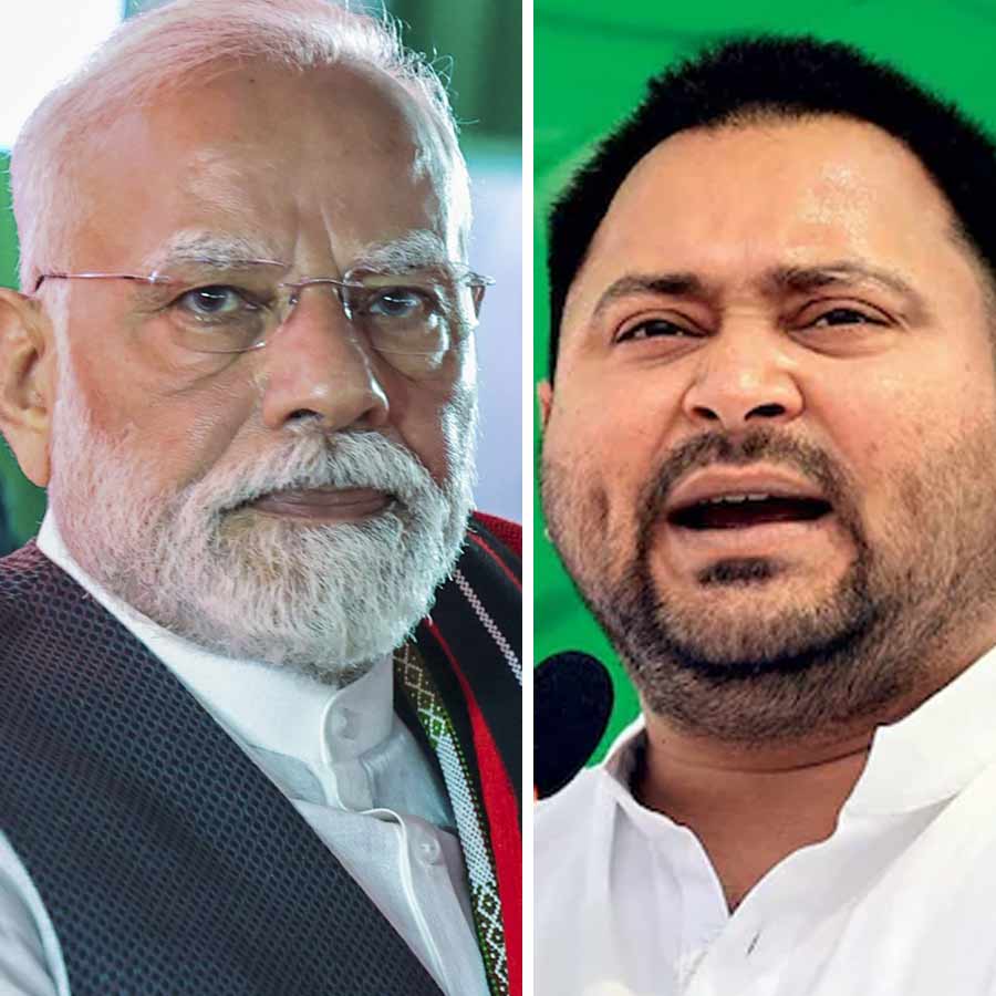 (বাঁ দিকে) প্রধানমন্ত্রী নরেন্দ্র মোদী। আরজেডি নেতা তেজস্বী যাদব (ডান দিকে)। ফাইল চিত্র।